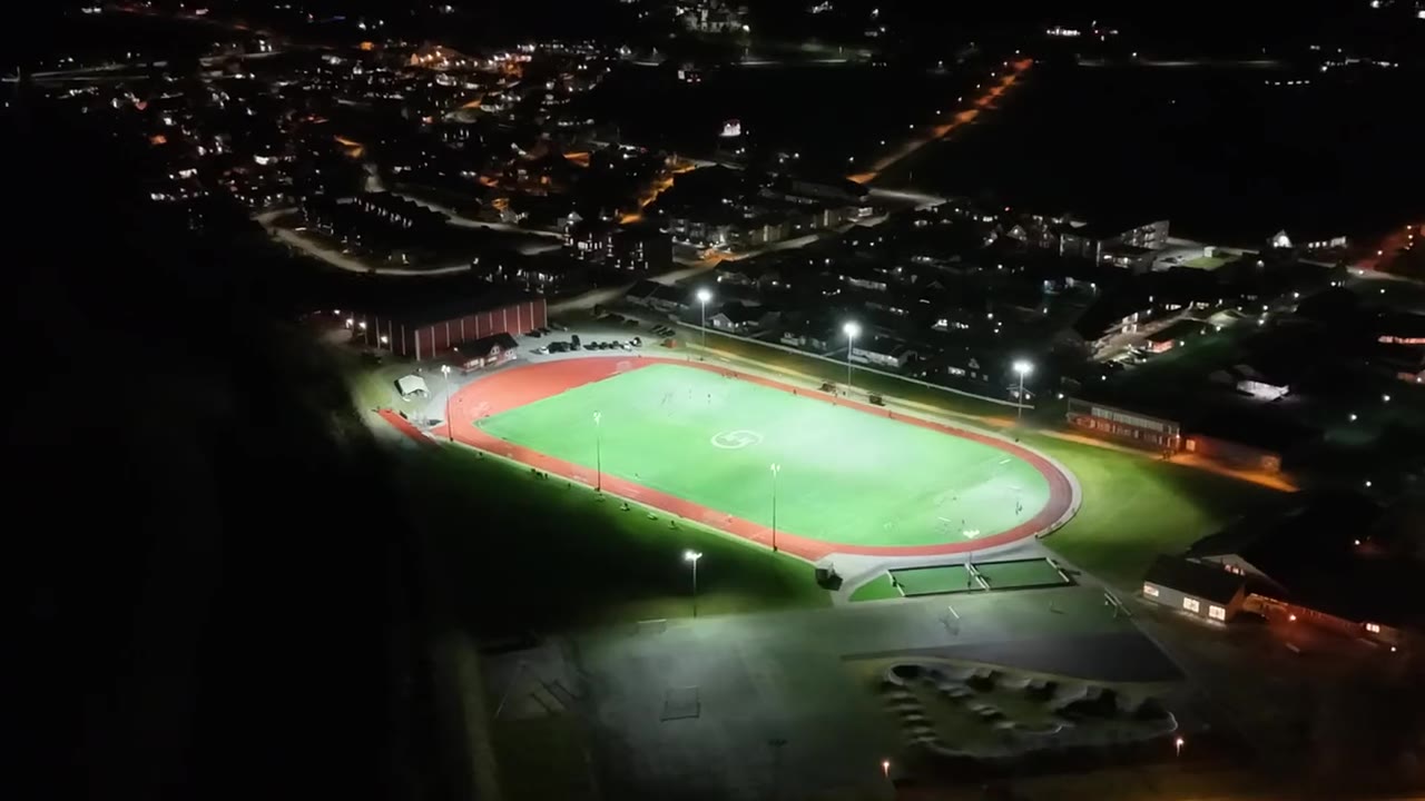 Fotballbana i Luster sett frå lufta i kveldsmørket